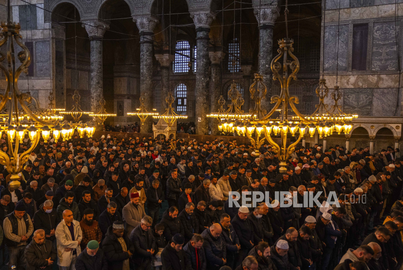 Ilustrasi suasana di dalam Masjid Hagia Sofia Turki.