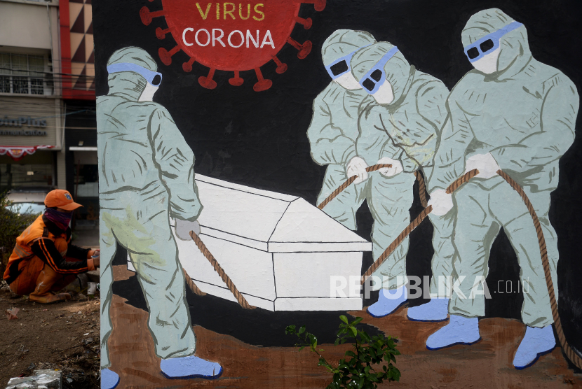 Petugas PPSU kelurahan Bukit Duri, Jakarta menyelesaikan pembuatan mural tentang Covid-19, Jakarta, Senin (10/8). Jumlah positif Covid-19 di Indonesia terus meningkat termasuk tenaga kesehatan juga ikut menjadi korban. (ilustrasi)