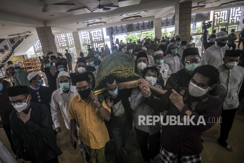 Sejumlah kerabat dan keluarga membawa keranda jenazah Syekh Ali Jaber di Pondok Pesantren Darul Qur