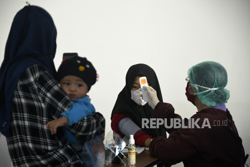Petugas memeriksa seorang anak sebelum disuntik vaksin COVID-19 di Makassar, Sulawesi Selatan, Jumat (23/7/2021). Vaksinasi untuk anak yang berusia 12 hingga 17 tahun dalam rangka memperingati Hari Anak Nasional tersebut menargetkan sebanyak 1.000 anak sebagai mewujudkan capaian vaksinasi anak sebanyak 32,6 juta anak secara nasional. 