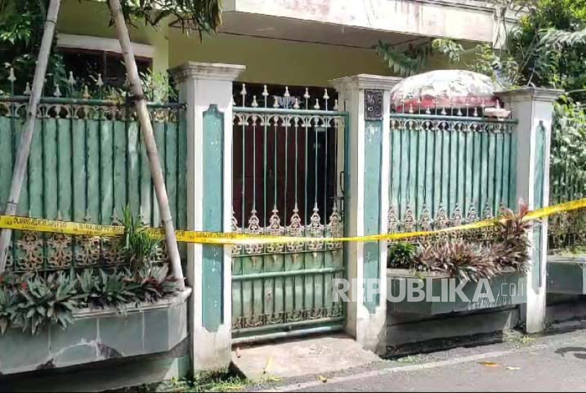 Kepolisian telah memasang garis polisi di rumah RM (50 tahun) di Perumahan Riung Bandung, Rancasari, Kota Bandung, korban yang jasadnya ditemukan di sebuah koper di Cikarang, Kabupaten Bekasi. 