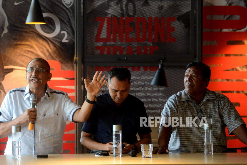 (dari kiri) Calon Exco PSSI Djamal Aziz, Tigor Shalomboboy dan Paulus Kia Botoor menjadi pembicara dalam acara bertajuk Kaukus Sepak Bola Nasional Nayalakan Nyali Membangun PSSI di Jakarta, Senin (13/2/2023). Acara yang diadakan oleh PSSI pers tersebut salah satunya bertujuan untuk mengetahui visi misi calon ketua umum PSSI periode 2023-2027.