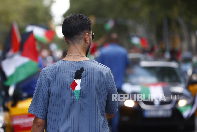 Seorang pria mengenakan kaus bergambar peta Palestina saat pengemudi taksi mengibarkan bendera Palestina selama unjuk rasa pro-Palestina di Barcelona, ​​Catalonia, Spanyol, 7 Juli 2024. 