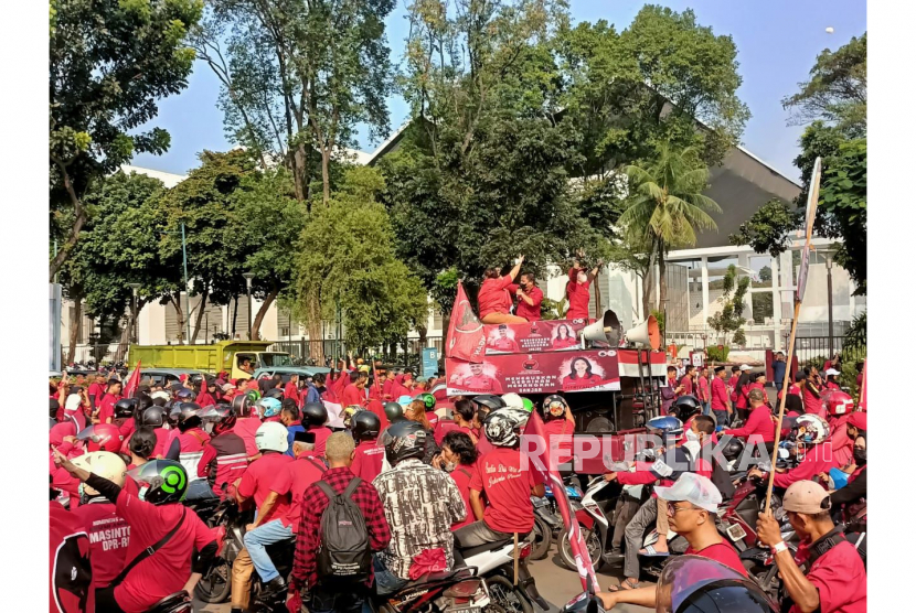 Konvoi motor dari ribuan kader PDIP DKI Jakarta turut menyemarakkan peringatan puncak Bulan Bung Karno (BBK) 2023 di Stadion Utama Gelora Bung Karno (GBK), Jakarta, Sabtu (24/6/2023) pagi ini.Dipimpin mobil komando, barisan PDIP memadati Gedung parkir B kompleks GBK.