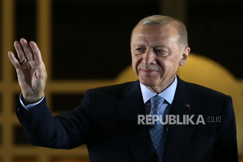 Presiden Turki Recep Tayyip Erdogan saat menyampaikan pidato kemenangan di Istana Kepresidenan, Ankara,, Ahad (28/5/2023). setelah unggul dalam pemilu putaran kedua dengan memperoleh suara 52,16 persen. 