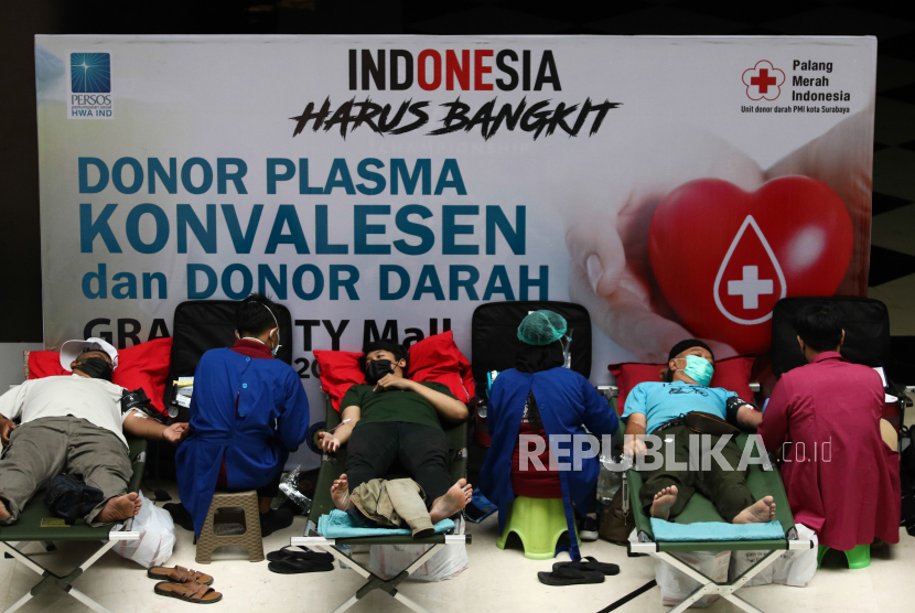 Warga mendonorkan darahnya saat screening donor plasma konvalesen dan donor darah di Grand City Mall, Surabaya, Jawa Timur, Ahad (11/7/2021). Kegiatan yang digelar oleh PMI dan salah satu perkumpulan sosial itu guna membantu warga yang membutuhkan darah juga membantu pasien-pasien COVID-19 yang masih dirawat. (ilustrasi)