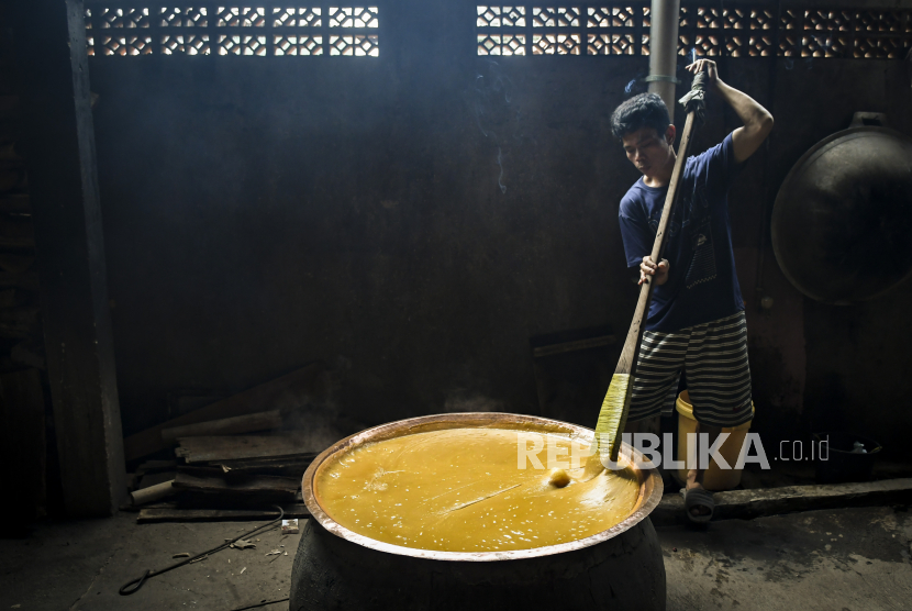 Pekerja mengaduk adonan dodol Betawi di pembuatan dodol rumahan kawasan Rawajati, Jakarta, Rabu (3/11). Kementerian Koperasi dan UKM (Kemenkop) berupaya melakukan percepatan dalam hal penerbitan perizinan berusaha dan sertifikasi produk bagi pelaku usaha mikro dan kecil. 