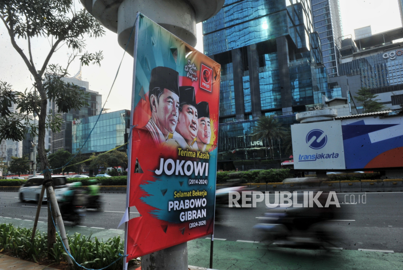 Spanduk terpasang di Jalan Sudirman, Jakarta, Jumat (18/10/2024). Menjelang pelantikan presiden dan wakil presiden terpilih Prabowo Subianto dan Gibran pada Ahad 20 Oktober mendatang