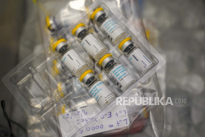 FILE - Vaksin monkeypox terlihat di dalam pendingin selama klinik vaksinasi di OASIS Wellness Center, Jumat, 19 Agustus 2022, di New York. Kementerian Kesehatan Mesir mengkonfirmasi deteksi kasus positif baru infeksi monkeypox atau cacar monyet di Mesir dari seorang pasien berusia 39 tahun. 