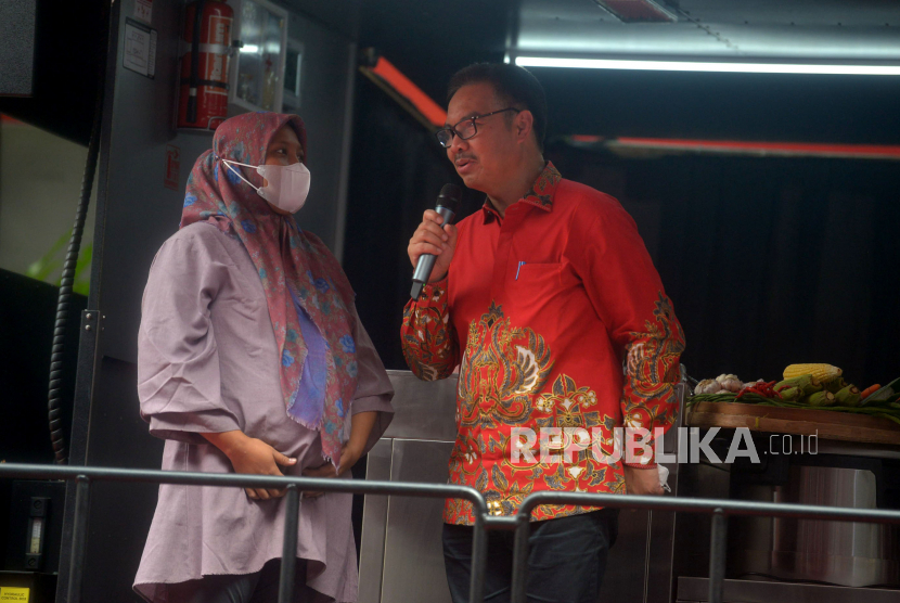 Kepala Badan Kependudukan Keluarga Berencana Nasional (BKKBN) Hasto Wardoyo. Puncak peringatan Hari Keluarga Nasional (Harganas) ke-29 mengambil tema 'Ayo Cegah Stunting Agar Keluarga Bebas Stunting'. Presiden Joko Widodo (Jokowi) menegaskan bahwa penurunan prevalensi stunting hingga menjadi 14 persen pada 2024 menjadi target pemerintah yang dikoordinasi oleh Badan Kependudukan dan Keluarga Berencana Nasional (BKKBN). Maka itu BKKBN menggandeng berbagai mitra, salah satunya adalah Dexa Group.