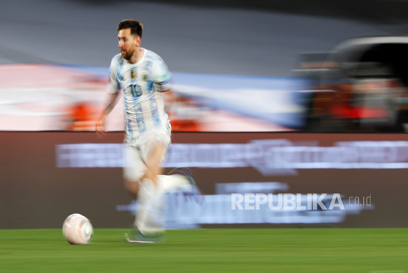  Pemain Argentina Lionel Messi beraksi selama pertandingan sepak bola kualifikasi Piala Dunia CONMEBOL Qatar 2022 antara Argentina dan Uruguay di Stadion Monumental di Buenos Aires, Argentina, 10 Oktober 2021.