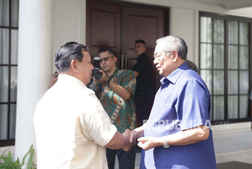 Ketua Umum Partai Gerindra sekaligus Menteri Pertahanan Prabowo Subianto menemui Presiden Indonesia ke-6 yang juga Ketua Majelis Tinggi Partai Demokrat, Susilo Bambang Yudhoyono (SBY) di Galeri SBY-ANI, Pacitan, Jawa Timur, Sabtu (20/5/2023). 