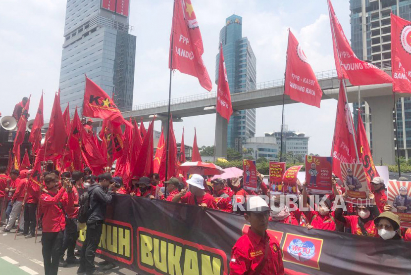 Para buruh dari berbagai serikat berunjuk rasa tolak Permenaker No 5 Tahun 2023 di Kantor Kemnaker, Jakarta. Aksi kali ini, membuat kemacetan panjang di Jalan Gatot Subroto, Kuningan, Selasa (21/3/2023).
