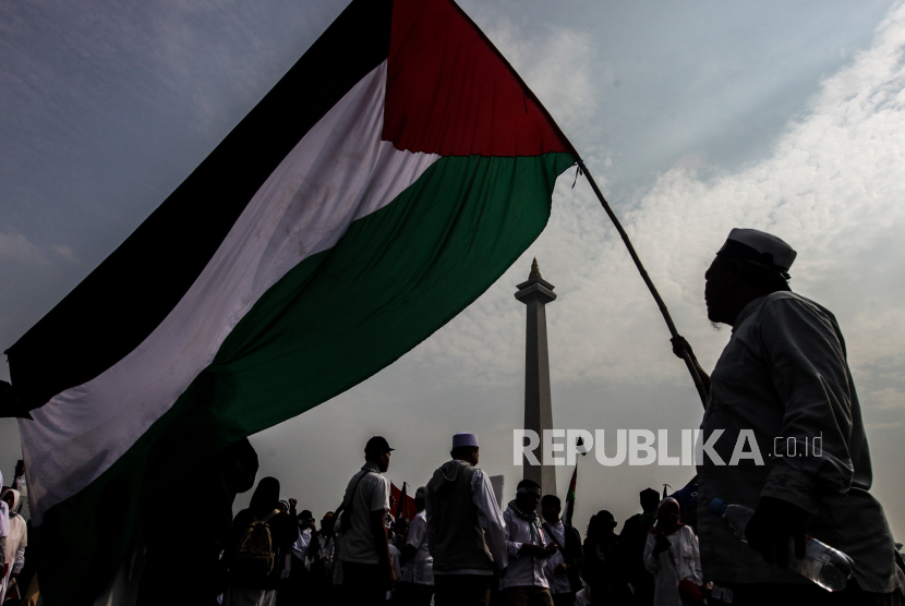 Peserta Aksi mmengibarkan bendera Palestina saat Aksi Damai Aliansi Rakyat Indonesia Bela Palestina (ilustrasi)