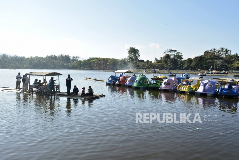 Wisatawan menyewa jasa perahu rakit di kawasan Situ Bagendit, Banyuresmi, Kabupaten Garut, Jawa Barat.