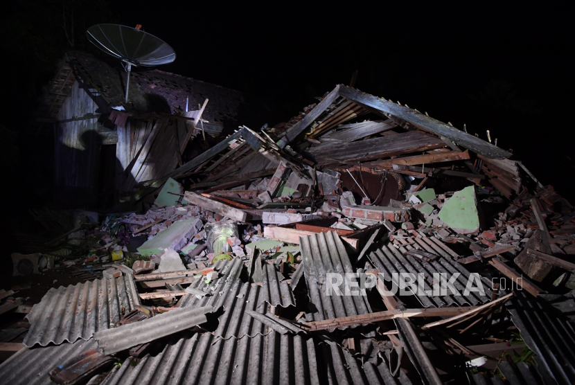Kondisi salah satu rumah warga yang rusak akibat gempa  yang terjadi di Kabupaten Malang di Desa Kali Uling, Lumajang, Jawa Timur, Ahad (11/4/2021). Sekitar ratusan rumah warga di wilayah itu rusak akibat gempa yang terjadi di Kabupaten Malang. 