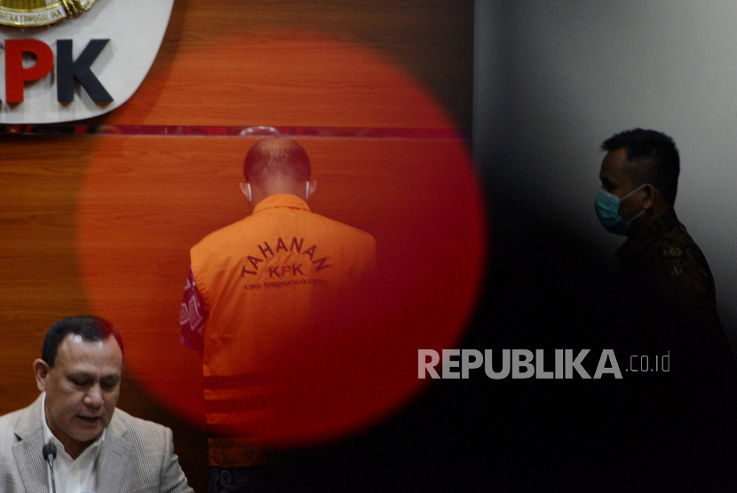 Bupati Pemalang 2021-2026 Mukti Agung Wibowo saat dihadirkan dalam konferensi pers terkait operasi tangkap tangan (OTT) tindak pidana korupsi di Gedung Merah Putih KPK, Jakarta, Jumat (12/8/2022). 