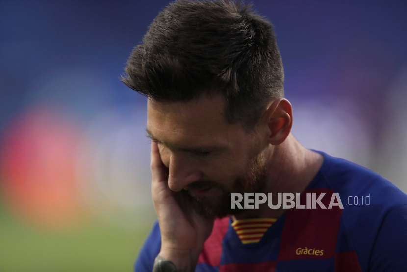 Eskpresi kekecewaan Lionel Messi setelah Barcelona disingkirkan Bayern Muenchen di Liga Champions. 