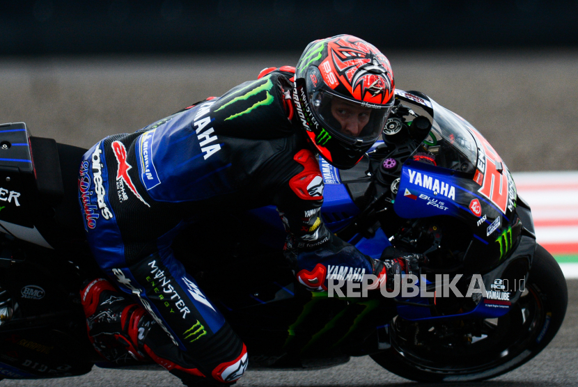 Pembalap Monster Energy Yamaha MotoGP Fabio Quartararo memacu sepeda motornya di Pertamina Mandalika International Street Circuit, Lombok Tengah, NTB. Republika/Thoudy Badai