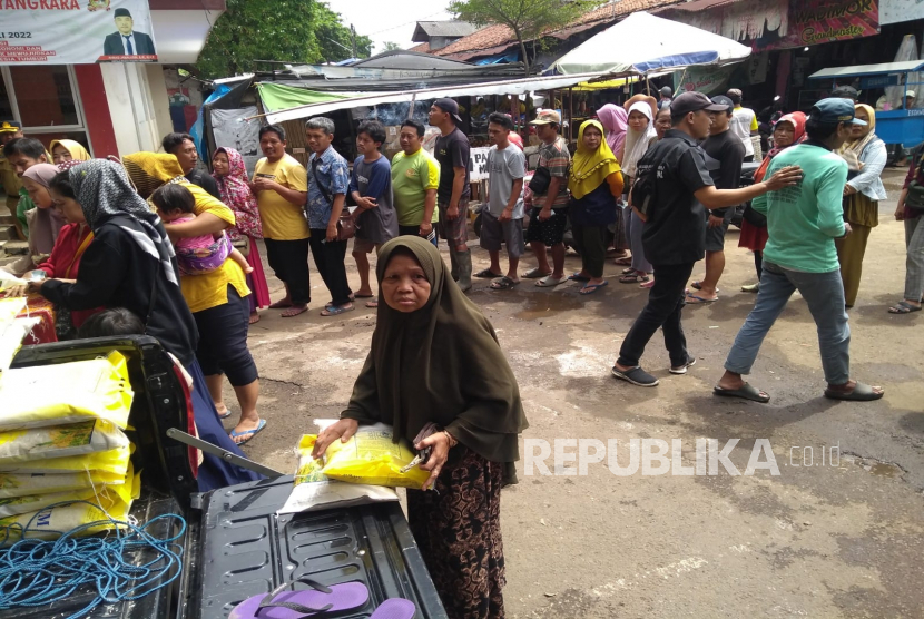 Operasi Pasar Beras digelar Bulog bersama Pemerintah Kabupaten Indramayu di Pasar Baru Indramayu, Jawa Barat, Senin (13/2/2023).