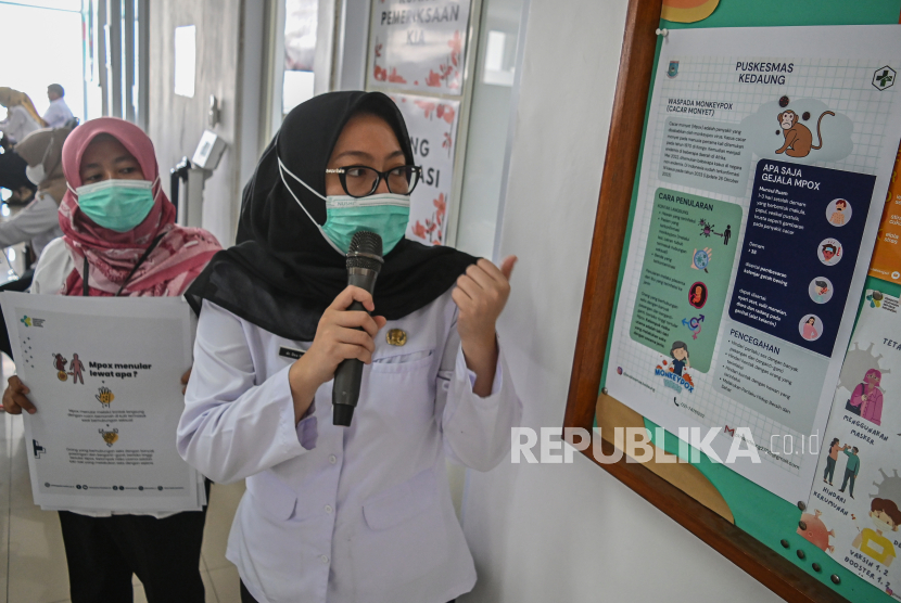 Dua petugas kesehatan menyosialisasikan penyakit cacar monyet kepada masyarakat. Menkes sebut penyebaran penyakit cacar monyet di Indonesia terus bertambah.