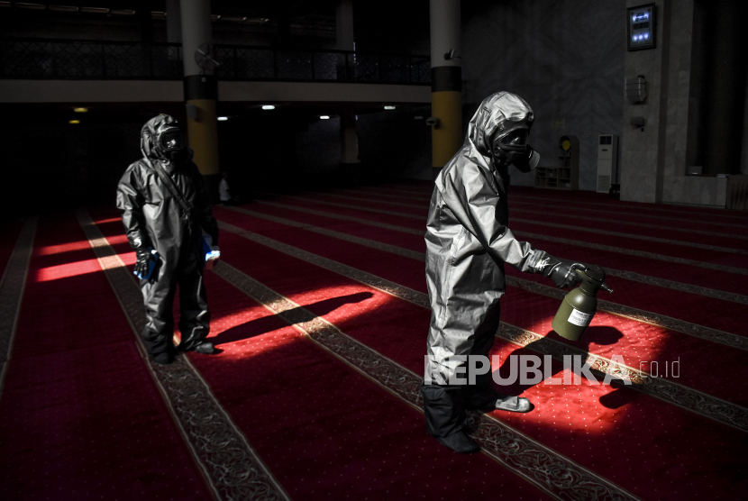 Penyemprotan disinfektan di masjid