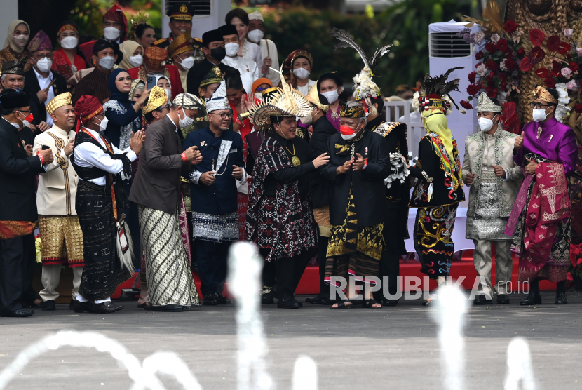 Sejumlah menteri Kabinet Indonesia Maju berjoget saat penyanyi cilik Farel Prayoga tampil disela Upacara Peringatan Detik-Detik Proklamasi Kemerdekaan ke-77 Republik Indonesia di Istana Merdeka, Jakarta, Rabu (17/8/2022). HUT ke-77 RI tersebut mengangkat tema Pulih Lebih Cepat, Bangkit Lebih Kuat. 