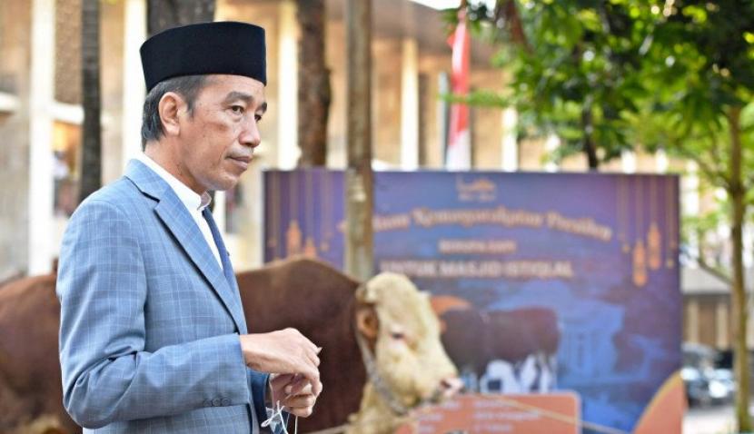 Presiden Joko Widodo berjalan di dekat sapi kurban setelah diserahterimakan kepada Imam Besar Masjid Istiqlal Nasaruddin Umar usai melaksanakan Shalat Idul Adha di Masjid Istiqlal, Jakarta, Minggu (10/7/2022). Presiden Joko Widodo menyumbangkan sapi kurban seberat 1 ton ke Masjid Istiqlal yang akan disembelih pada Senin (11/7). (Antara/Hafidz Mubarak A)