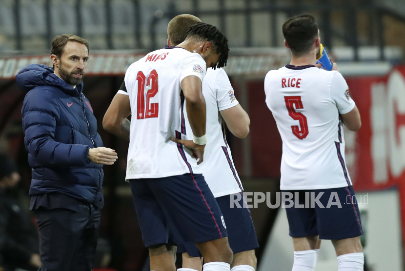 Pelatih kepala Inggris Gareth Southgate, kiri, berbicara dengan para pemainnya selama pertandingan sepak bola UEFA Nations League antara Belgia dan Inggris di stadion King Power di Leuven, Belgia, Minggu, 15 November 2020. 