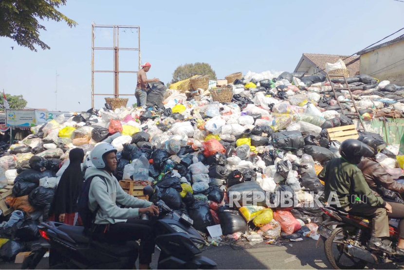 Sampah menumpuk di Tempat Penampungan Sementara (TPS) Pasar Gegerkalong, Jalan Gegerkalong Tengah, Kota Bandung, Jawa Barat, Senin (9/10/2022). 