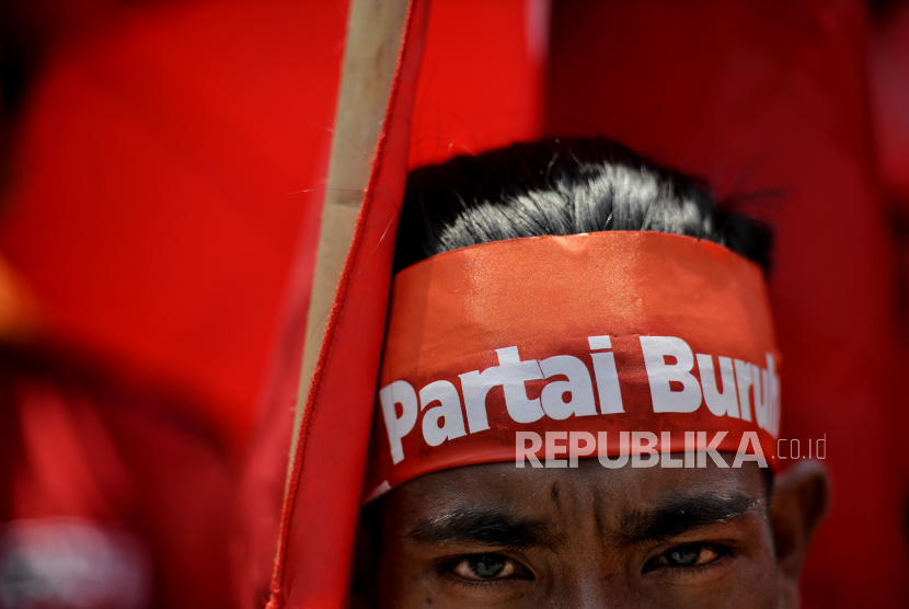 Massa dari Partai Buruh menggelar aksi di kawasan Patung Kuda, Jakarta, Sabtu (14/1/2023).