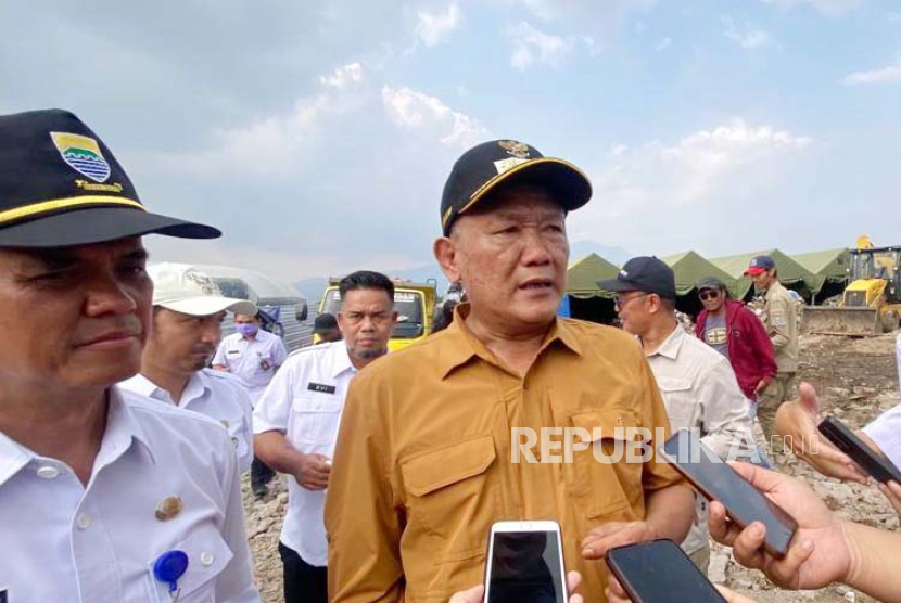 Penjabat (Pj) Wali Kota Bandung Bambang Tirtoyuliono meninjau Tempat Pengolahan Sampah Terpadu (TPST) Gedebage, Rabu (13/12/2023). 
