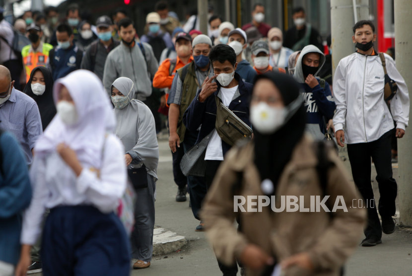  Pekerja keluar dari jalur komuter di stasiun kereta api di Bogor, Senin, 26 September 2022. Sejak Januari 2024, sebanyak 46 ribu orang terdampak PHK.