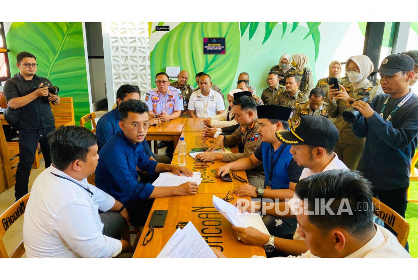 Komisi I DPRD Kota Bogor melakukan inspeksi mendadak (sidak) ke gerai Mie Gacoan di Jalan Sholeh Iskandar, Kecamatan Tanah Sareal, Kota Bogor, Jawa Barat, Senin (26/6/2023). 