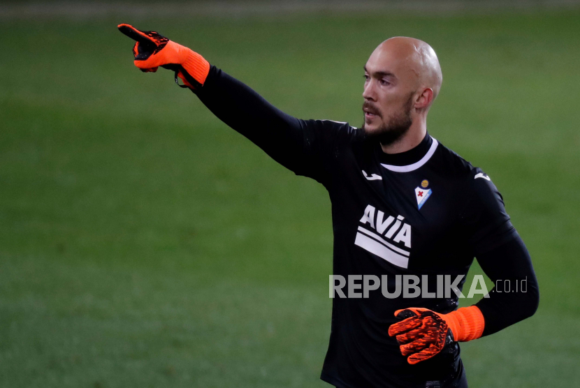  Kiper Eibar Marko Dmitrovic bereaksi saat pertandingan sepak bola LaLiga Spanyol antara SD Eibar dan Atletico de Madrid di stadion Ipurua di Eibar, Basque Country, Spanyol, 21 Januari 2021.