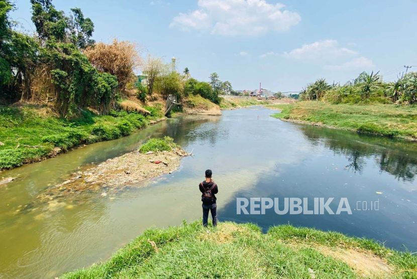 Kondisi perbatasan Sungai Cikeas dan Sungai Cileungsi yang tercemar, di Desa Bojongkulur, Kecamatan Gunung Putri, Kabupaten Bogor, Senin (23/10/2023).