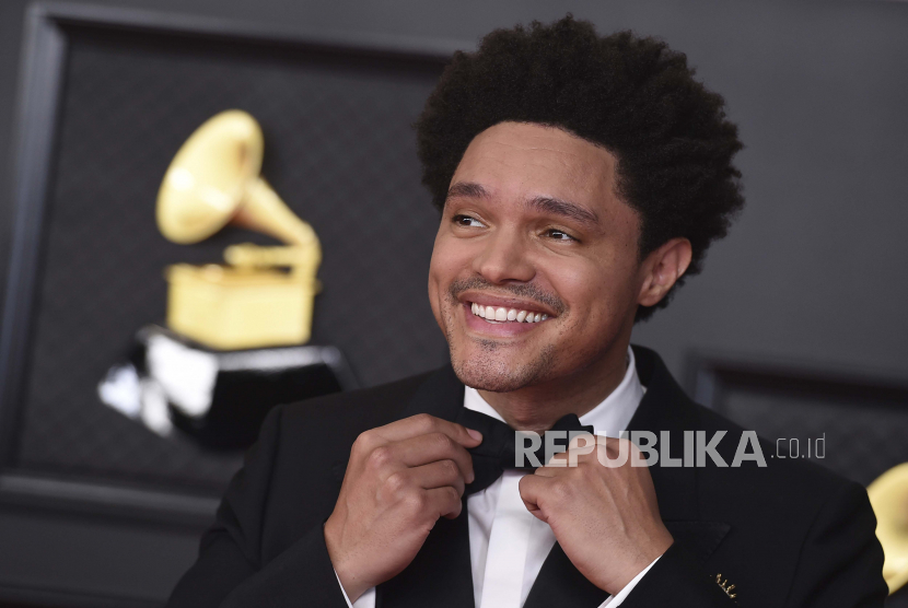 Trevor Noah tiba di Grammy Awards tahunan ke-63 di Los Angeles Convention Center pada hari Ahad, 14 Maret 2021. Noah akan kembali menjadi presenter Grammy pada tahun depan.