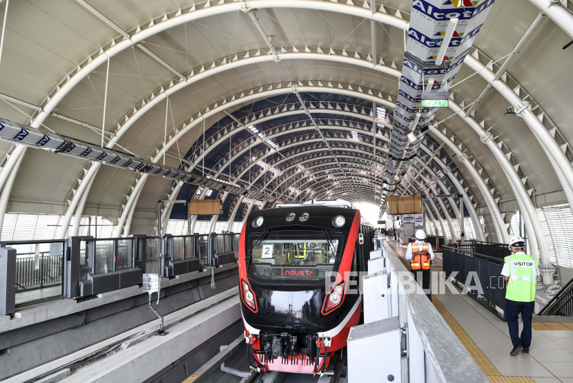 Sebuah rangkaian kereta api ringan atau Light Rail Transit (LRT) saat akan melaksanakan uji coba lintasan LRT Jabodebek TMII-Cibubur di Stasiun LRT TMII, Jakarta, Rabu (11/11/2020). PT Adhi Karya (Persero) Tbk atau ADHI menerima realisasi pembayaran dua proyek besar sepanjang Semester I 2022 senilai total Rp 2,8 triliun.