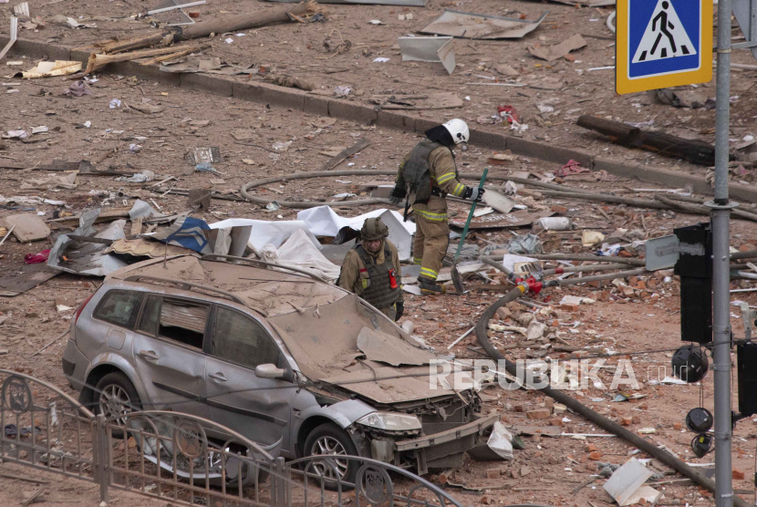 Tim penyelamat bekerja di lokasi serangan roket di Kharkiv, Ukraina Timur, 06 Oktober 2023.
