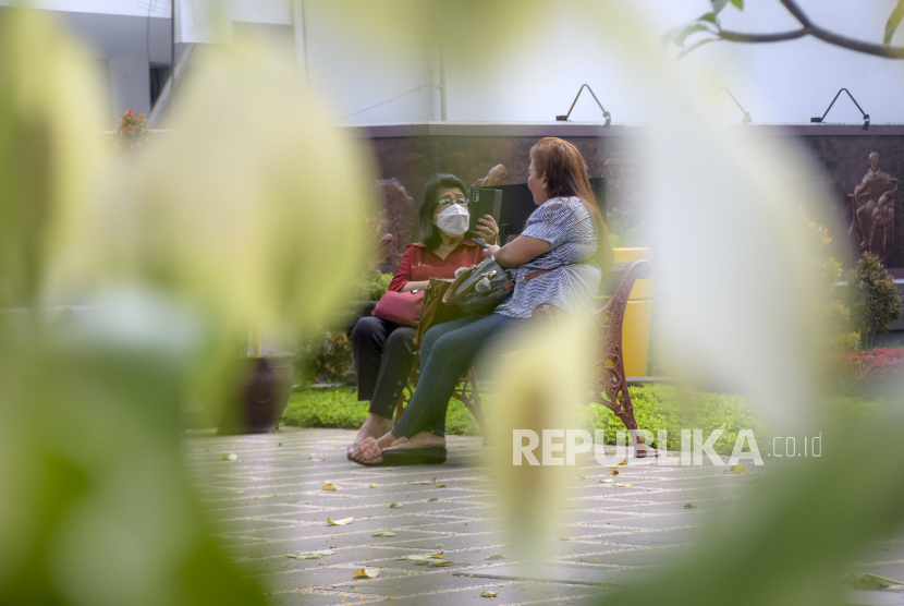 Warga mengenakan masker beraktivitas di Taman Sejarah Bandung, Jalan Aceh, Kota Bandung, Rabu (18/5/2022). Satuan Tugas (Satgas) Penanganan Covid-19 memastikan Indonesia resmi masuk masa transisi dari pandemi menjadi endemi Covid-19. Kondisi itu ditandai dengan sejumlah relaksasi aktivitas masyarakat dan protokol kesehatan Covid-19 seperti penghapusan kebijakan pemeriksaan PCR atau antigen bagi pelaku perjalanan, serta memperbolehkan masyarakat untuk tidak memakai masker di ruang terbuka. Foto: Republika/Abdan Syakura
