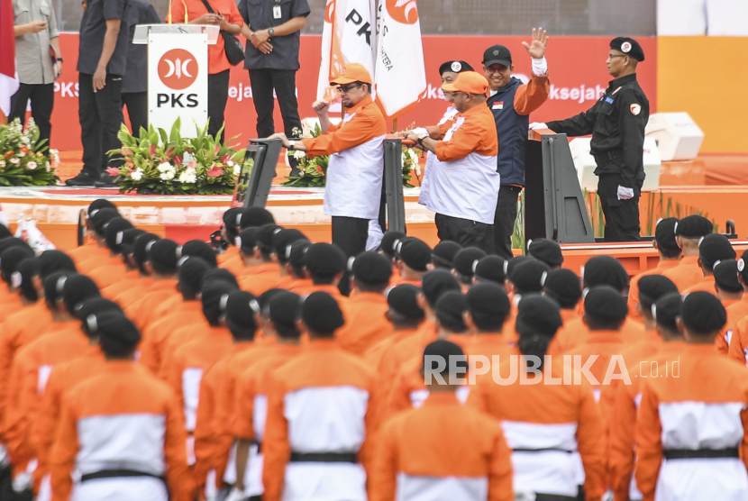 Presiden PKS Ahmad Syaikhu (kedua kiri) bersama Ketua Majelis Syuro PKS Salim Segaf Al-Jufri (kiri), Sekjen Habib Aboe Bakar Alhabsyi (kanan) dan bakal calon presiden yang diusung PKS Anies Baswedan (kedua kanan) melakukan cek kesiapan pasukan saat Apel Siaga Pemenangan PKS Tahun 2024 di Stadion Madya Kompleks GBK, Jakarta, Ahad (26/2/2023). Bacapres Anies Baswedan sebut kemenangan di Pilgub DKI jadi semangat di Pilpres 2024.