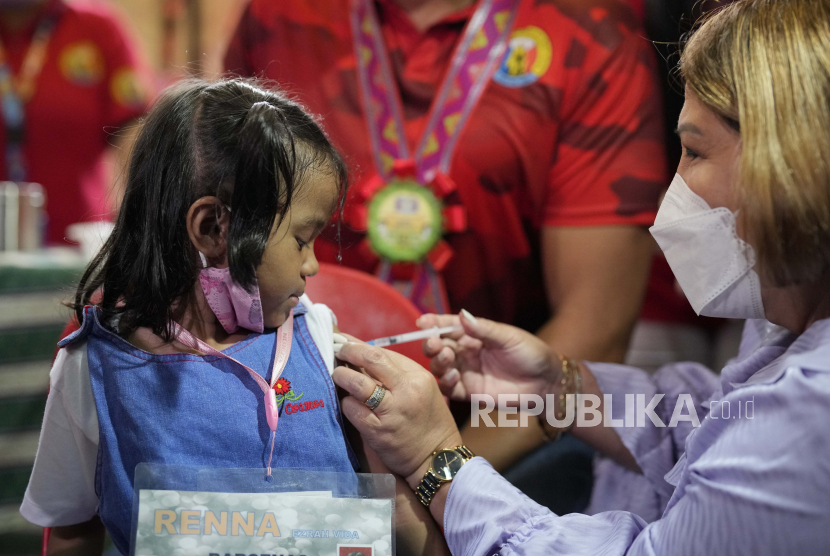 Seorang gadis menerima vaksinasi Pfizer COVID-19 pertamanya saat pembukaan kelas di Sekolah Dasar San Juan di metro Manila, Filipina pada Senin, 22 Agustus 2022. Regulator kesehatan Inggris pada Selasa (6/12/2022) mengizinkan penggunaan vaksin virus corona Pfizer/BioNTech untuk bayi dan anak berusia enam bulan hingga 4 tahun. 
