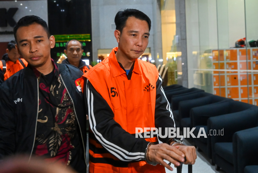 Bupati Rejang Lebong Muhammad Fikri Thobari (kanan) berjalan menuju mobil tahanan usai menjalani pemeriksaan di Gedung Merah Putih KPK, Rabu (11/3/2026). KPK resmi menahan Muhammad Fikri Thobari usai terjaring operasi tangkap tangan (OTT) terkait dugaan suap proyek di lingkungan Pemerintah Kabupaten Rejang Lebong, Bengkulu. 