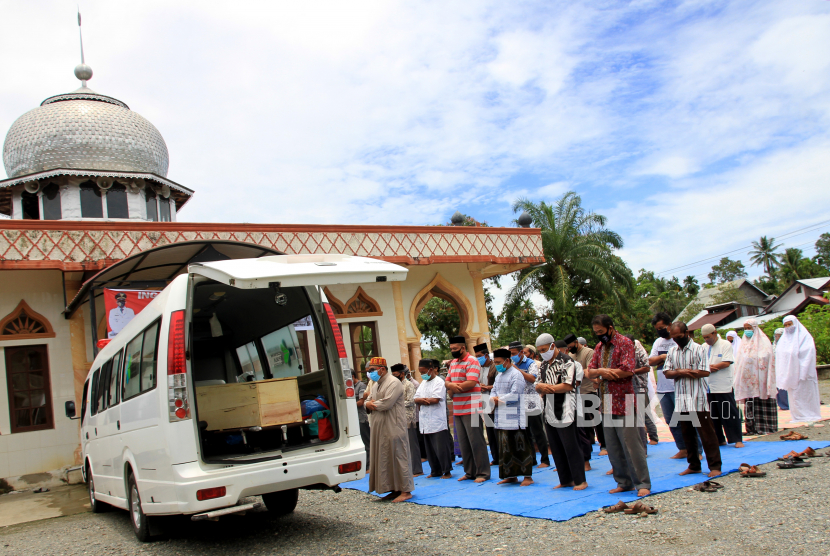 Sejumlah warga menshalatkan jenazah pasien positif COVID-19 di halaman Masjid Darus Salihin sebelum proses pemakaman di Desa Alue Tampak, Kaway XVI, Aceh Barat, Aceh (ilustrasi)