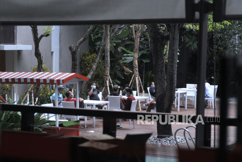 Sejumlah Pekerja Migran Indonesia (PMI) beraktivitas di sebuah hotel yang digunakan sebagai lokasi karantina di Denpasar, Bali, Rabu (15/4/2020). Sejumlah pemerintah daerah di Provinsi Bali menyiapkan beberapa hotel yang akan digunakan sebagai lokasi karantina PMI asal Bali yang baru tiba dari luar negeri dalam upaya pencegahan penyebaran COVID-19 atau virus Corona
