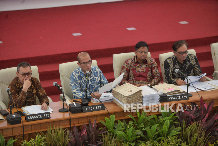 Ketua KPU Hasyim Asyari (dua kiri) bersama Anggota KPU memimpin rapat pleno terbuka rekapitulasi hasil penghitungan perolehan suara 