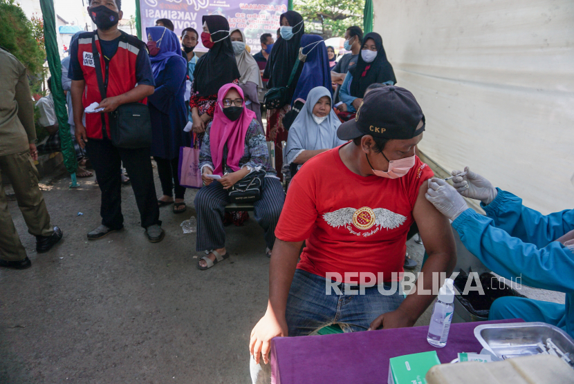 Pedagang pasar mengikuti vaksinasi COVID-19 di Pasar Grogolan, Pekalongan, Jawa Tengah, (29/9/2021). Pemerintah setempat melakukan vaksinasi pedagang pasar sebanyak 6.000 orang dengan capaian sebanyak sekitar 3.000 orang sudah tervaksin dan menargetkan vaksinasi 400 orang di Pasar Grogolan Pekalongan. 