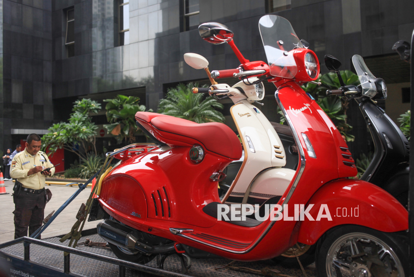 Petugas mengecek tiga unit skuter matic yang merupakan barang bukti baru kasus dugaan korupsi  Lembaga Pembiayaan Ekspor Indonesia (LPEI) di Gedung Merah Putih KPK, Jakarta, Kamis (9/1/2025). Tiga unit skuter matic tersebut merupakan barang bukti baru dari pengembangan kasus dugaan korupsi di LPEI yang mengakibatkan kerugian negara sekitar Rp1 triliun. 