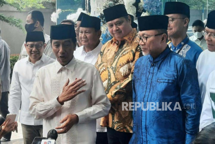 Presiden Jokowi menyampaikan penjelasan kepada awak media terkait petemuan tertutupnya dengan lima ketua umum partai politik koalisi Pemerintah di Kantor DPP PAN, Jakarta Selatan, Ahad (2/4/2023). 