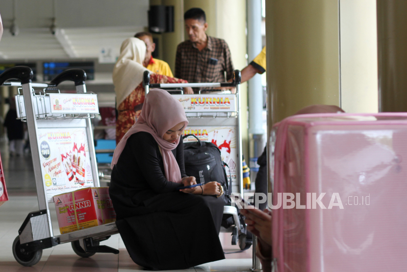 Penumpang menunggu jadwal penerbangan di Bandara Internasional Minangkabau, Kabupaten Padang Pariaman, Sumatera Barat.